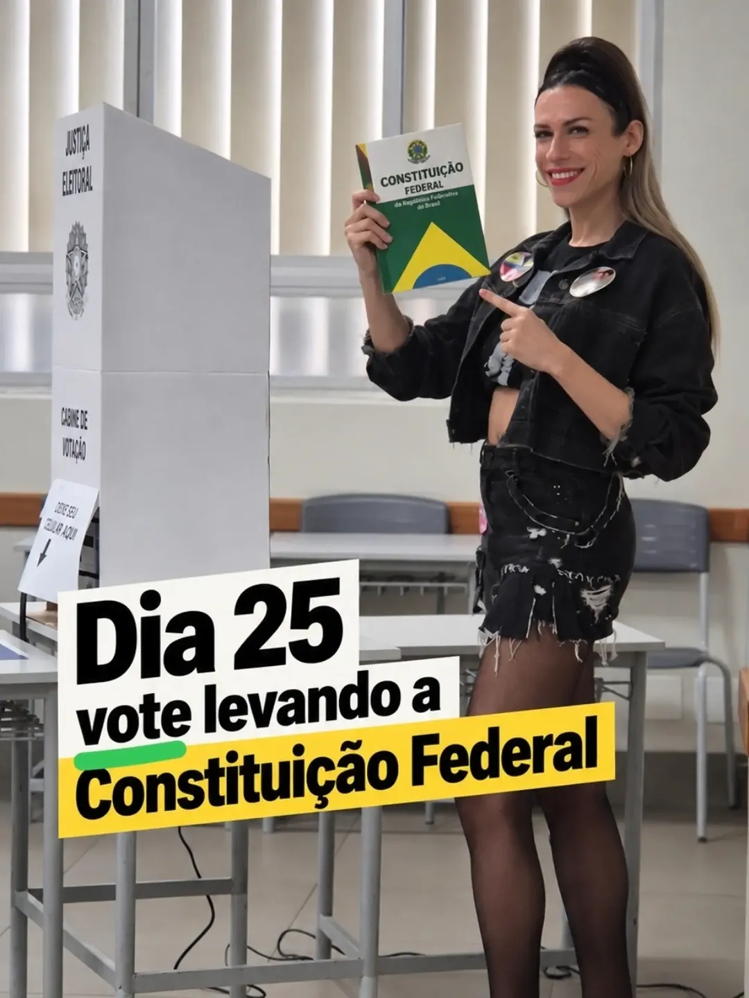 Pessoa diante de uma cabine eleitoral segurando a Constituição Federal